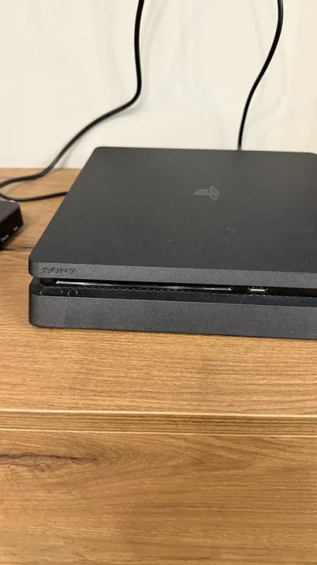 Tirane, shes Play Station Sony