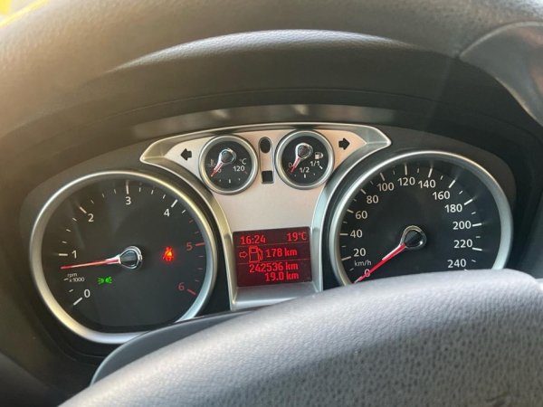 Tirane, shes makine Ford Nafte, gri metalizato manuale Kondicioner 240.000 km 3700€