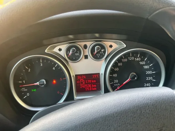 Tirane, shes makine Ford Nafte, gri metalizato manuale Kondicioner 240.000 km 3700€