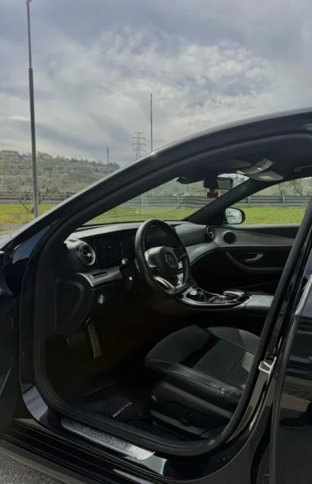 Tirane, shitet makine Mercedes Benz E-Class 220 AMG LINE Nafte, e zeze automatik Kondicioner 200 km 27.500 €