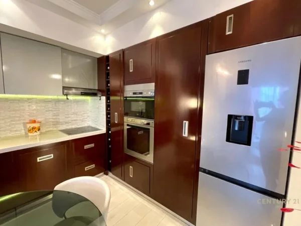 Tirane, shes apartament 2+1+Ballkon , 110 m² 239.000 € (Liqeni i Thatë)