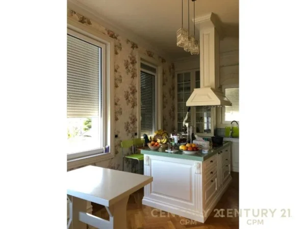 Tirane, shes Vile , 700 m² 2.200.000 € (Rolling Hill Residence, Qendra Tregtare TEG)