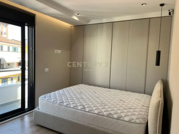 Tirane, jap me qera apartament 2+1+2+VERANDE , 149 m² 1.800 € (Liqeni i Thatë)