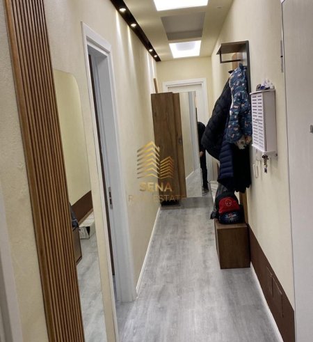 Tirane, jepet me qera apartament 2+1+Ballkon Kati 8, 93 m² 600 € (Rruga Ali Demi)