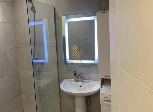 Tirane, jepet me qera apartament 2+1+Ballkon Kati 8, 93 m² 600 € (Rruga Ali Demi)