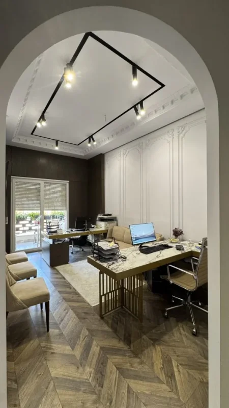 Tirane, jepet me qera zyre Kati 7, 55 m² 650 € (Perballe me Amerikan 3,Pallatet Golden Park) e Mobiluar