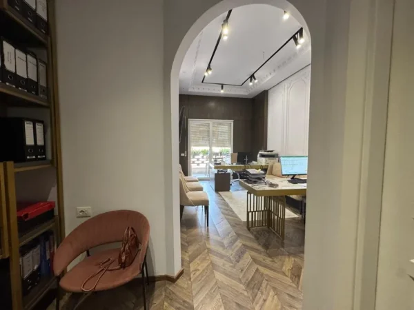Tirane, jepet me qera zyre Kati 7, 55 m² 650 € (Perballe me Amerikan 3,Pallatet Golden Park) e Mobiluar