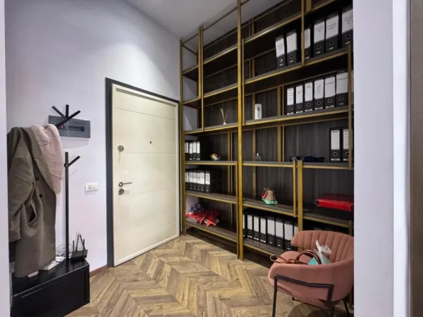 Tirane, jepet me qera zyre Kati 7, 55 m² 650 € (Perballe me Amerikan 3,Pallatet Golden Park) e Mobiluar