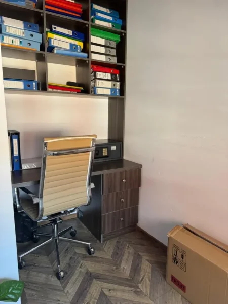 Tirane, jepet me qera zyre Kati 7, 55 m² 650 € (Perballe me Amerikan 3,Pallatet Golden Park) e Mobiluar
