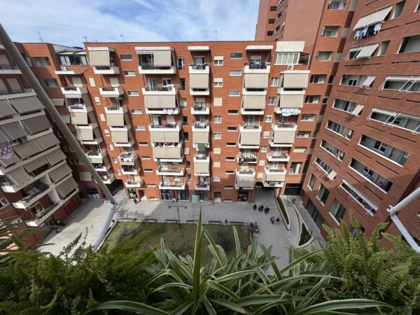 Tirane, jepet me qera zyre Kati 7, 55 m² 650 € (Perballe me Amerikan 3,Pallatet Golden Park) e Mobiluar