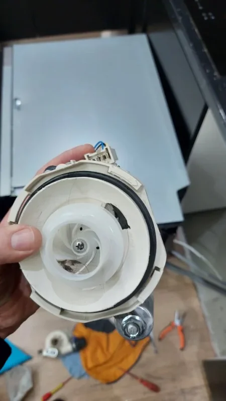 Tirane, ofroj Bolier Riparim Elektroshtepiake