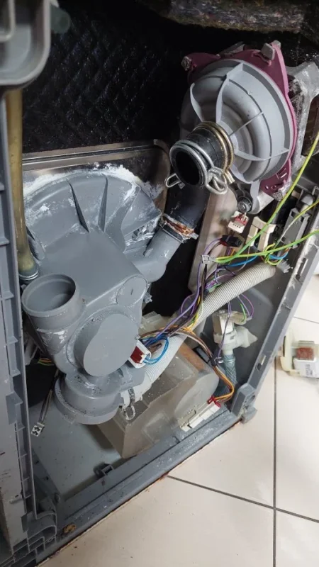 Tirane, ofroj Bolier Riparim Elektroshtepiake