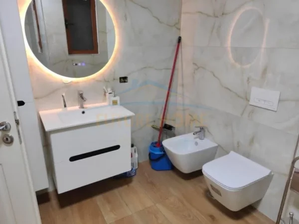 Tirane, jepet me qera apartament 2+1+Aneks+Ballkon Kati 7, 84 m² 600 € (Rrgua 5 Maji)