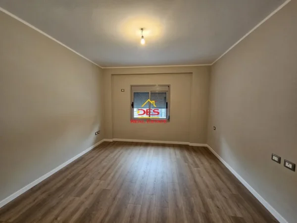 Vlore, shitet apartament 1+1+Ballkon Kati 2, 62 m² 95.000 € (Rruga Sadik Zotaj)