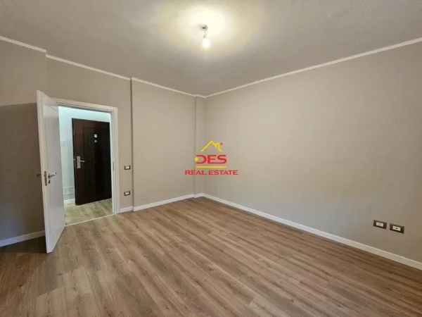 Vlore, shitet apartament 1+1+Ballkon Kati 2, 62 m² 95.000 € (Rruga Sadik Zotaj)