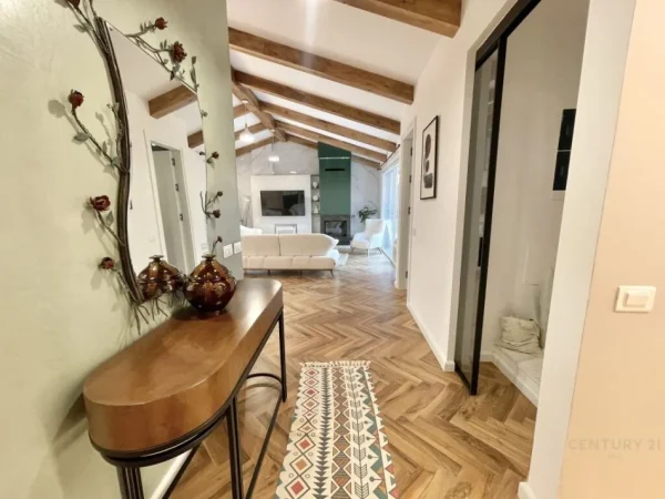 Tirane, jepet me qera apartament+verande | Penthouse 3+1 Kati 3, 260 m² 2.500 € (Residenca Secret Garden)