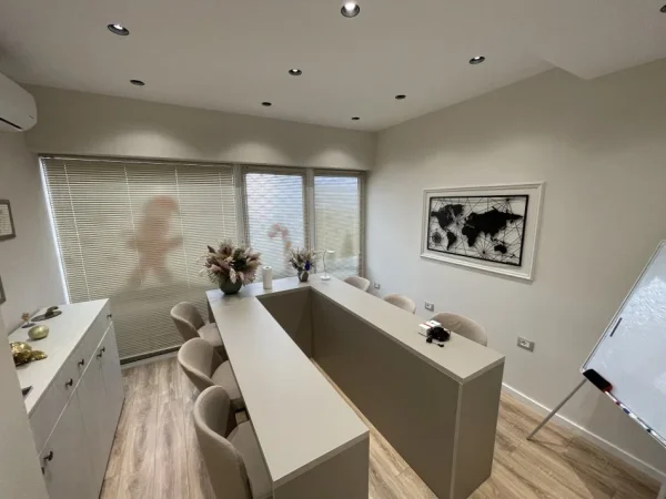 Tirane, shes ambjent biznesi Kati 0, 100 m² 50.000 € (Shitje Biznesi Komuna Parisit)