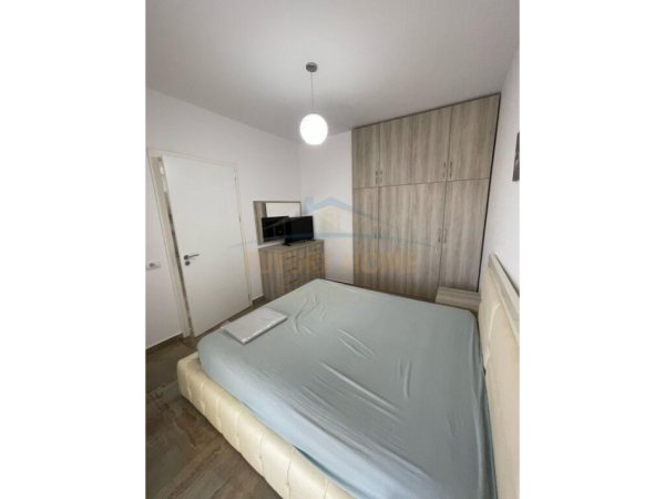 Tirane, jepet me qera apartament 1+1+Ballkon+2 Poste Parkimi, Kati 1, 500 € (Liqeni i Thate)