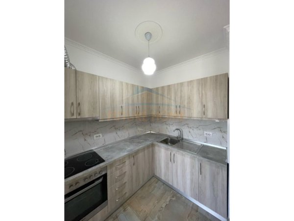 Tirane, jepet me qera apartament 1+1+Ballkon+2 Poste Parkimi, Kati 1, 500 € (Liqeni i Thate)