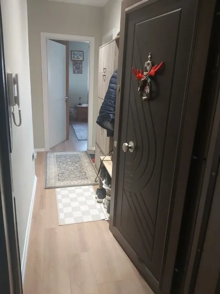 Tirane, jepet me qera apartament 1+1 sip 65 m². E mobiluar full. Kati 4. Me ashensor. Ndertim i ri. 500 € (adresa:kompleksi Tom Doshit ne Shkoze, Tirane.)