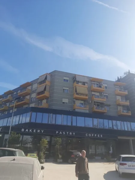 Tirane, jepet me qera apartament 1+1 sip 65 m². E mobiluar full. Kati 4. Me ashensor. Ndertim i ri. 500 € (adresa:kompleksi Tom Doshit ne Shkoze, Tirane.)