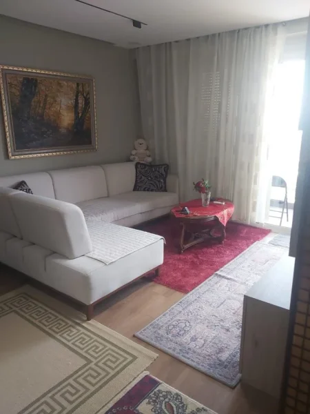 Tirane, jepet me qera apartament 1+1 sip 65 m². E mobiluar full. Kati 4. Me ashensor. Ndertim i ri. 500 € (adresa:kompleksi Tom Doshit ne Shkoze, Tirane.)