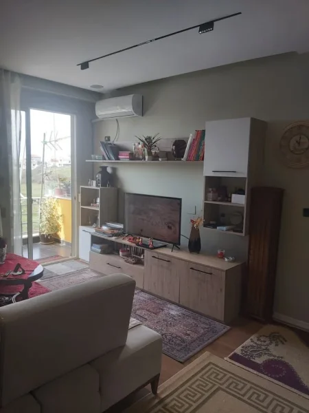 Tirane, jepet me qera apartament 1+1 sip 65 m². E mobiluar full. Kati 4. Me ashensor. Ndertim i ri. 500 € (adresa:kompleksi Tom Doshit ne Shkoze, Tirane.)