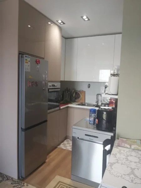 Tirane, jepet me qera apartament 1+1 sip 65 m². E mobiluar full. Kati 4. Me ashensor. Ndertim i ri. 500 € (adresa:kompleksi Tom Doshit ne Shkoze, Tirane.)