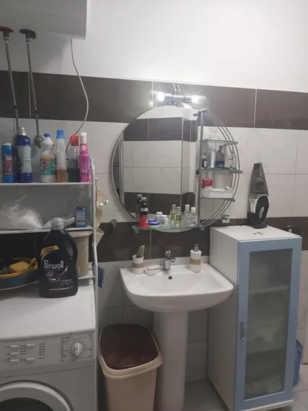Tirane, jepet me qera apartament 1+1 sip 65 m². E mobiluar full. Kati 4. Me ashensor. Ndertim i ri. 500 € (adresa:kompleksi Tom Doshit ne Shkoze, Tirane.)
