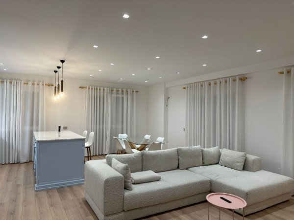 Tirane, jepet me qera apartament 2+1+Ballkon Kati 2, 145 m² 1.200 € (TEG)