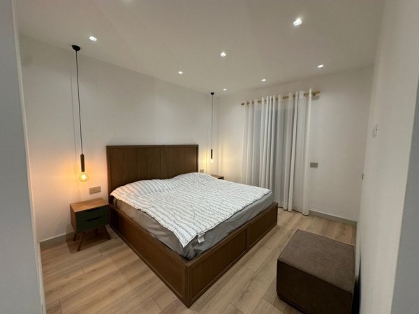 Tirane, jepet me qera apartament 2+1+Ballkon Kati 2, 145 m² 1.200 € (TEG)