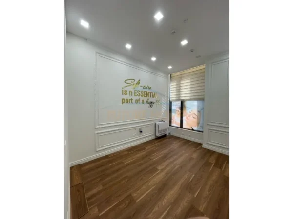 Tirane, jepet me qera zyre Kati 1, 68 m² 700 € (Myslym Shyri)