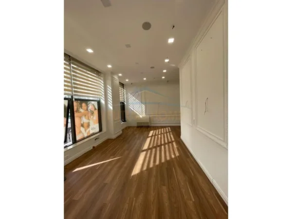 Tirane, jepet me qera zyre Kati 1, 68 m² 700 € (Myslym Shyri)