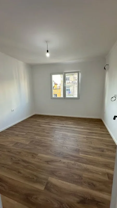 Shitet, Apartament 2+1 perball kompleksit Delijorgji