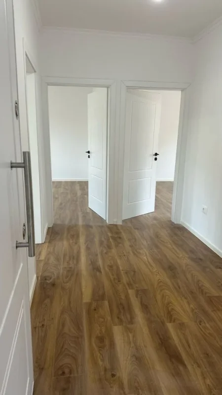 Shitet, Apartament 2+1 perball kompleksit Delijorgji
