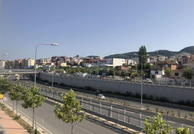 Tirane, jepet me qera apartament 3+1+Aneks+Ballkon Kati 1, 350 € (selite)