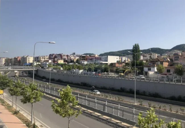 Tirane, jepet me qera apartament 3+1+Aneks+Ballkon Kati 1, 350 € (selite)