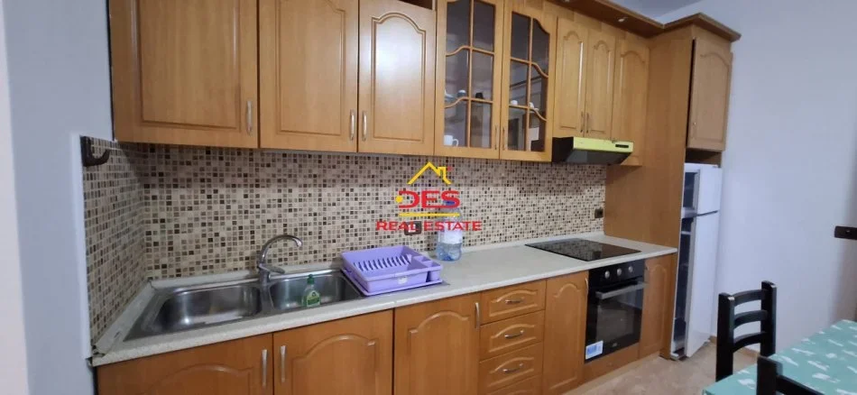 Vlore, jepet me qera apartament 2+1+Ballkon Kati 4, 110 m² 400 € (Rruga Murat Tërbaçi)