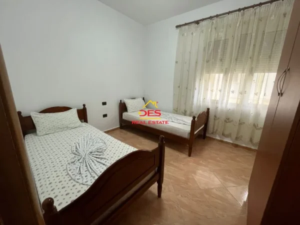 Vlore, jepet me qera apartament 2+1+Ballkon Kati 4, 110 m² 400 € (Rruga Murat Tërbaçi)