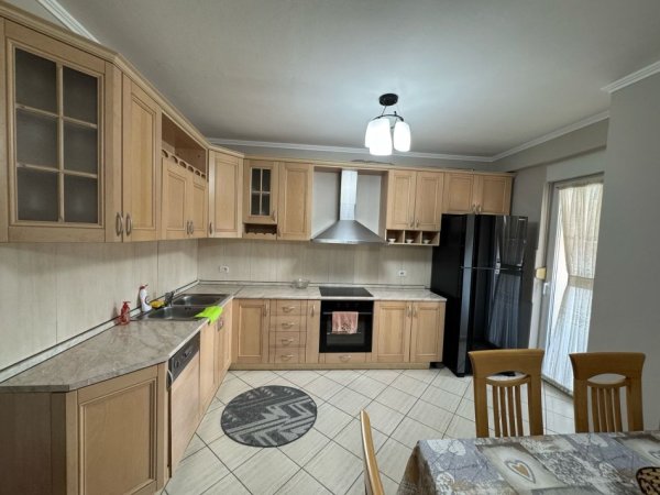 Tirane, jepet me qera apartament 2+1+Ballkon Kati 5, 120 m² 999 € (Stadiumi Air Albania)