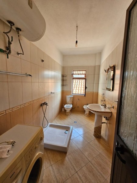 Tirane, jepet me qera apartament 2+1+Ballkon Kati 3, 85 m² 370 € (BULEVARDI I RI)