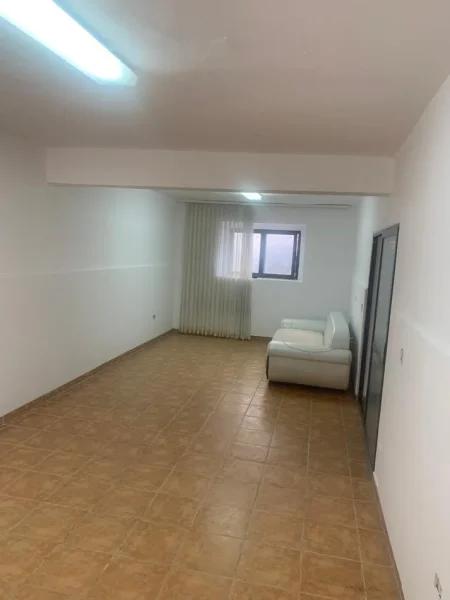 Tirane, jepet me qera ambjent biznesi Kati 0, 50 m² 600 € (STADIUMI DINAMO)