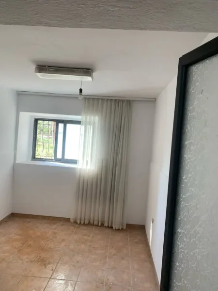 Tirane, jepet me qera ambjent biznesi Kati 0, 50 m² 600 € (STADIUMI DINAMO)