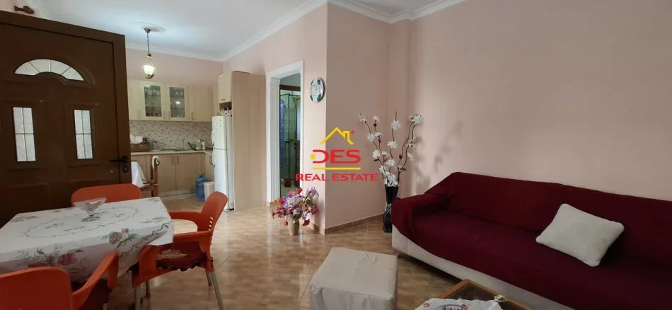 Vlore, jepet me qera shtepi 2+1+Ballkon Kati 1, 110 m² 350 € (Cerkovinë)