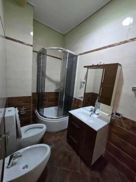 Tirane, jepet me qera apartament 2+1+Ballkon+Parking Kati 2, 105 m² 950 € (Avni Rustemi)