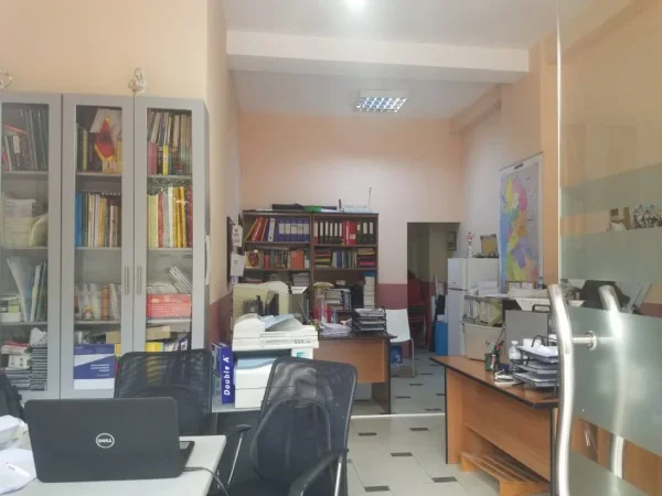 Tirane, jepet me qera dyqan Kati 0, 68 m² 400 € (Komuna Parisit)