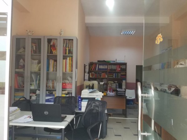 Tirane, jepet me qera dyqan Kati 0, 68 m² 400 € (Komuna Parisit)