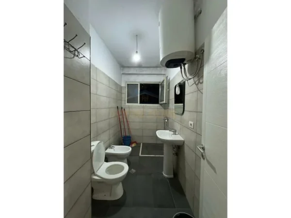 Shitet, Apartament 2+1, Kompleksi Tom Doshit, Tirane.