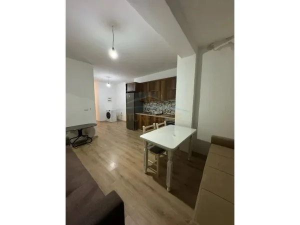 Shitet, Apartament 2+1, Kompleksi Tom Doshit, Tirane.