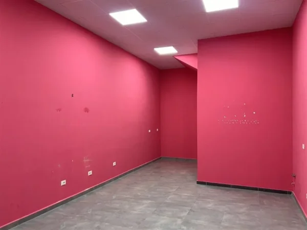 Tirane, jepet me qera ambjent biznesi Kati 0, 40 m² 600 € (Yzberisht)